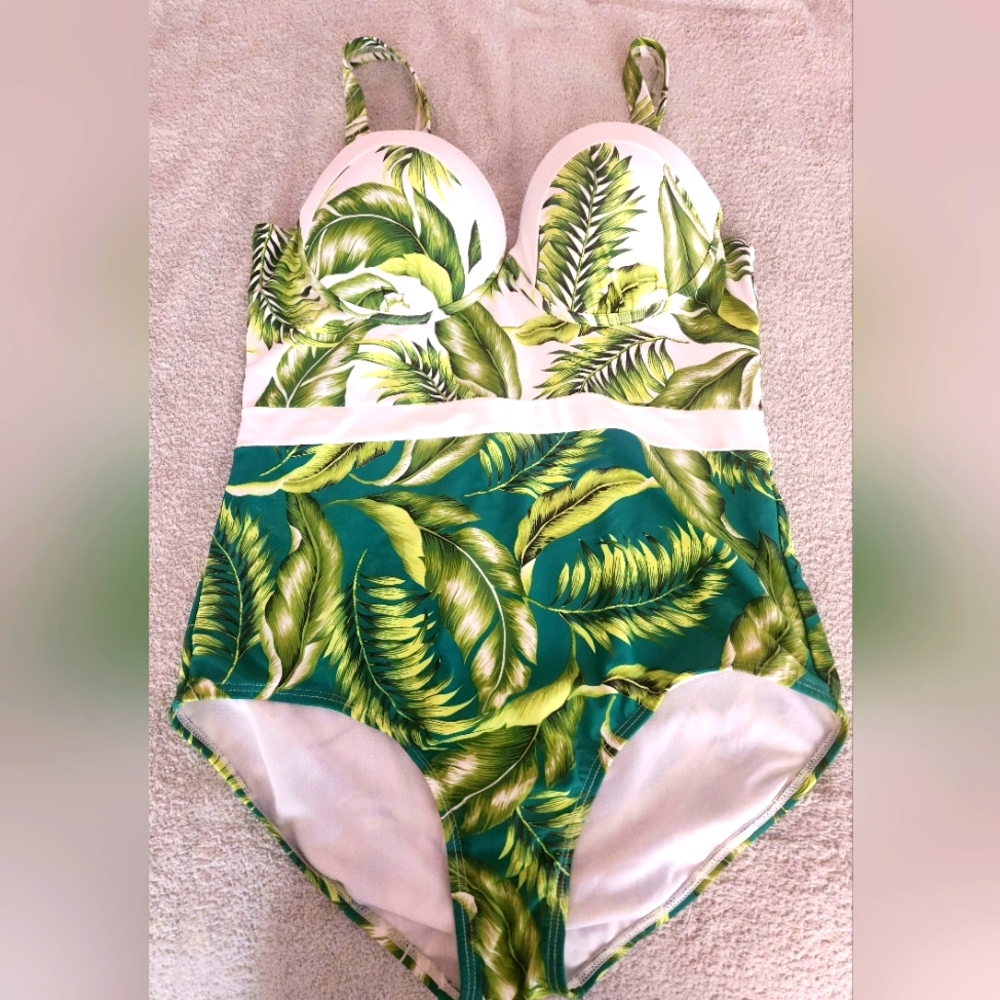 Leaf designed swimsuit